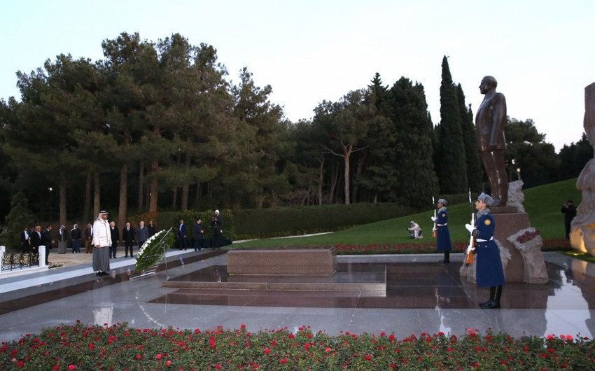 Президент ОАЭ посетил могилу общенационального лидера Гейдара Алиева