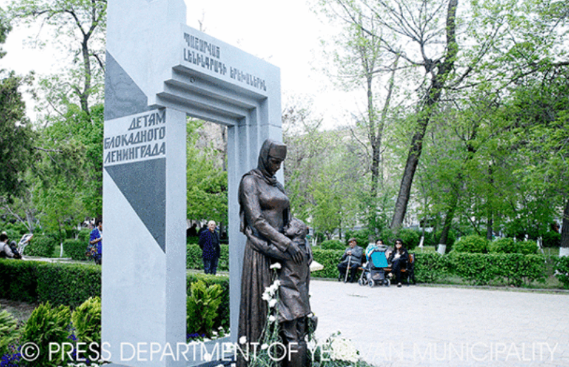 Памятник детям блокадного Ленинграда осквернили в Ереване - ВИДЕО