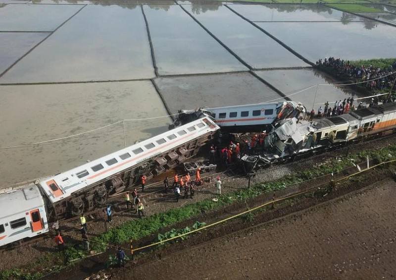 В Индонезии столкнулись пассажирские поезда, есть погибшие и пострадавшие