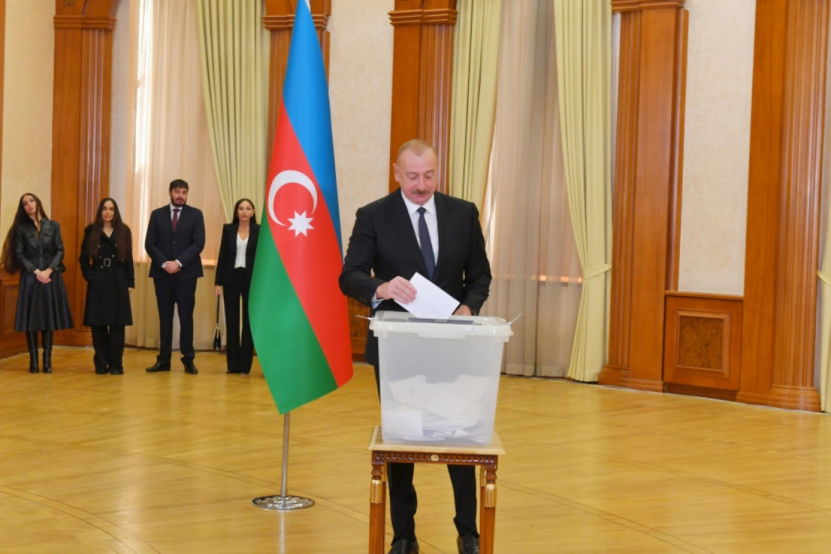 Алиевы проголосовали в Ханкенди