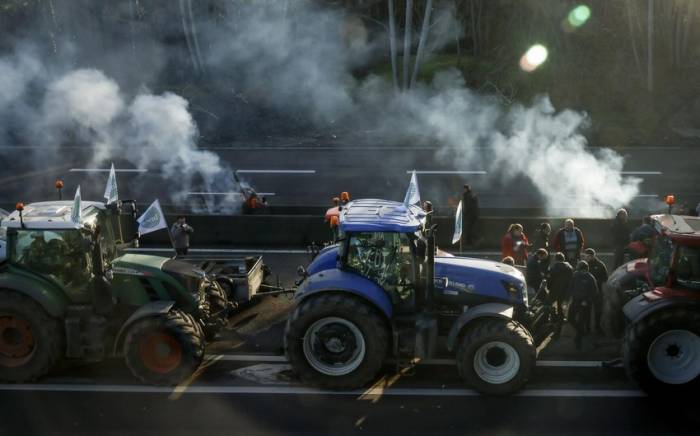 Колонна из 200 тракторов протестующих итальянских фермеров движется к Риму

