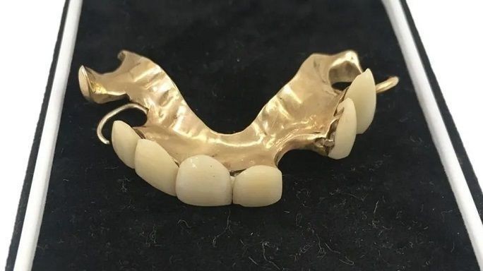 Зубной протез Черчилля продан на аукционе за $22 тысяч
