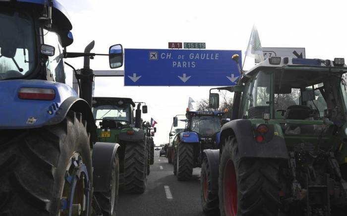 В Париже в преддверии сельхозвыставки на протест выехали десятки тракторов
