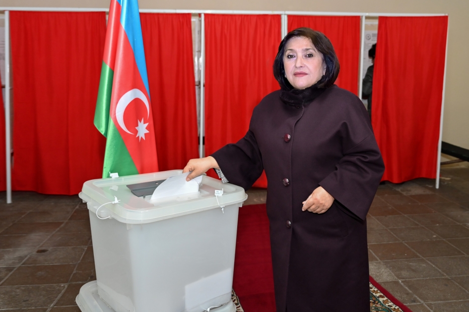 Сахиба Гафарова проголосовала на избирательном участке номер 11