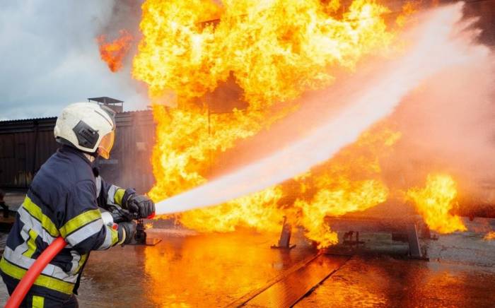 В Оренбурге из-за пожара на мебельной фабрике эвакуировали более 100 человек
