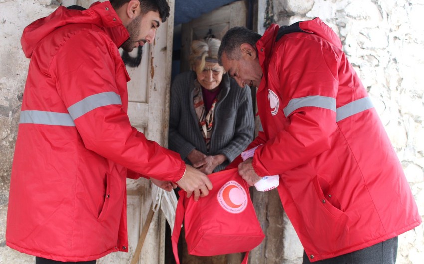 Сотрудники Общества Красного Полумесяца навестили армянских жителей в Карабахе
