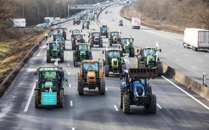Протестующие фермеры съезжаются в Брюссель, где пройдет саммит ЕС
