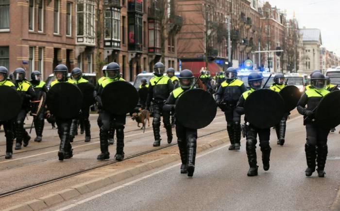 В Гааге произошли беспорядки, полиция применила слезоточивый газ

