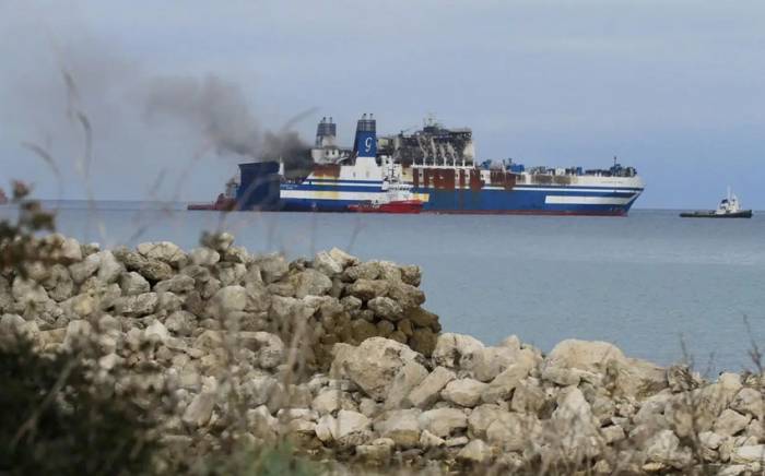 Британские ВМС сообщили о пожаре на борту атакованного у берегов Йемена судна
