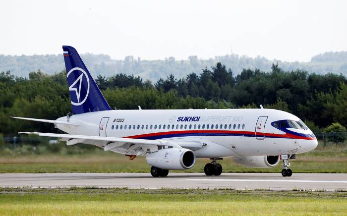 Самолет Sukhoi Superjet совершил аварийную посадку в аэропорту Москвы
