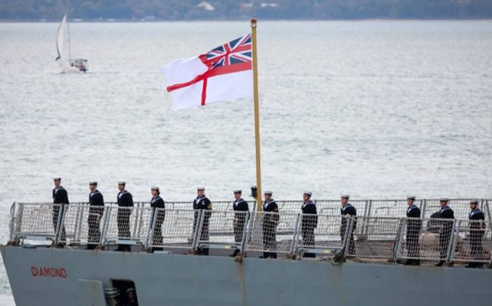 Британские ВМС сообщили о подозрительном катере в 37 км от побережья ОАЭ
