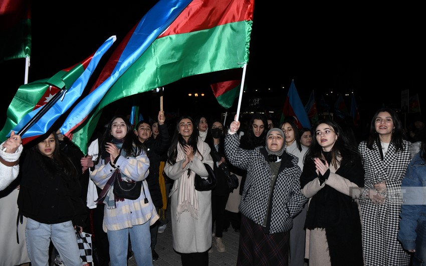 В Баку проходит шествие в поддержку президента Ильхама Алиева
