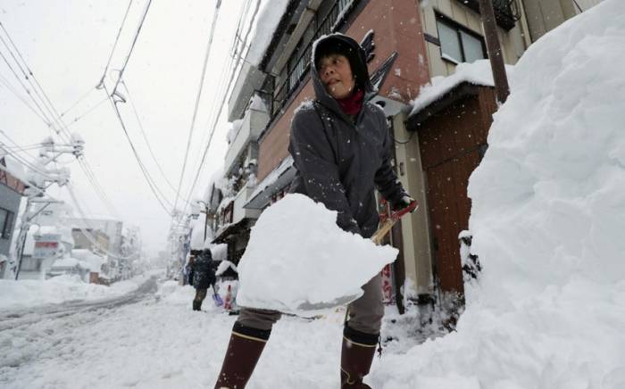 Сильный снег в Токио парализовал движение транспорта
