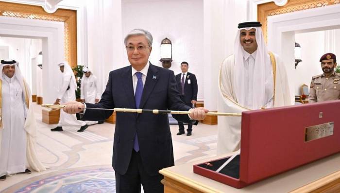 Токаеву в Катаре вручили меч
