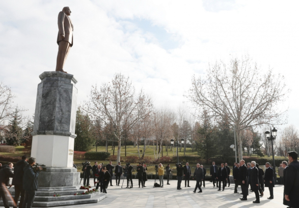 Ильхам Алиев у памятника Гейдару Алиеву в Анкаре