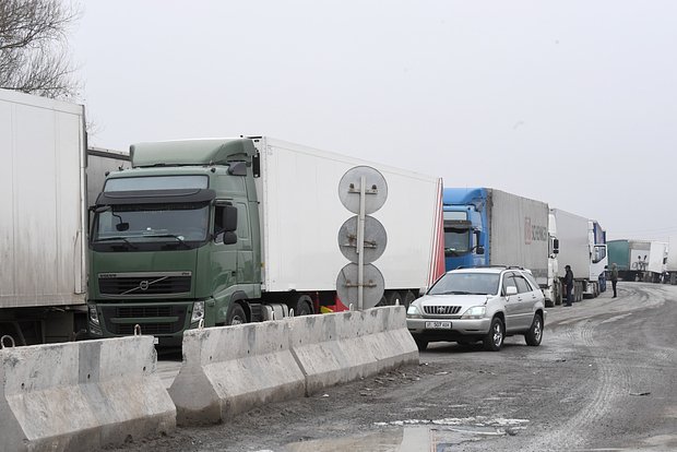 На границе России и Казахстана застряли почти 300 фур