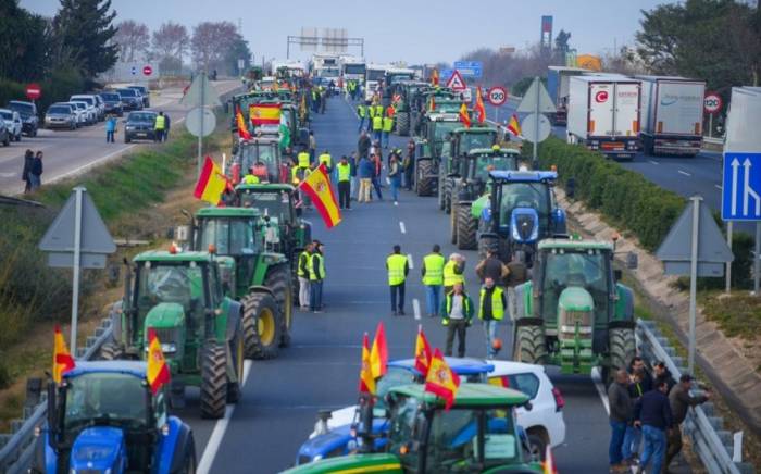 Испанские фермеры на тракторах перекрыли трассу на границе с Францией
