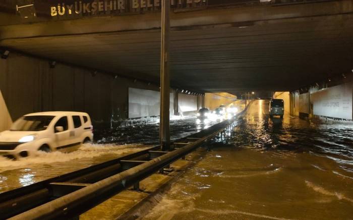 В турецкой Анталье произошло наводнение из-за сильных дождей
