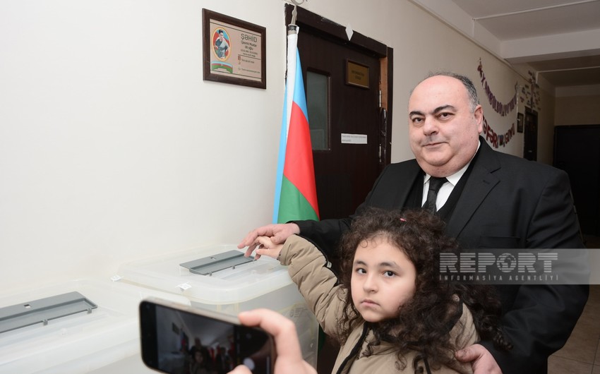 Кандидат Фуад Алиев проголосовал на внеочередных президентских выборах
