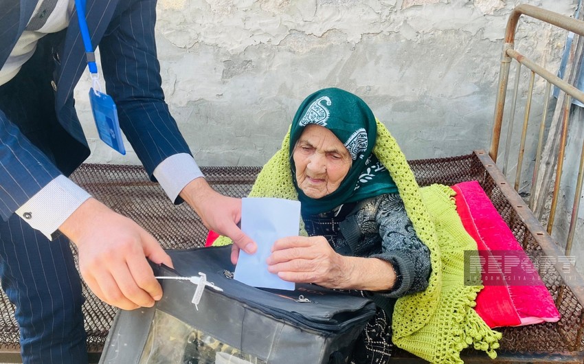 В Нахчыване проголосовала 104-летняя избирательница
