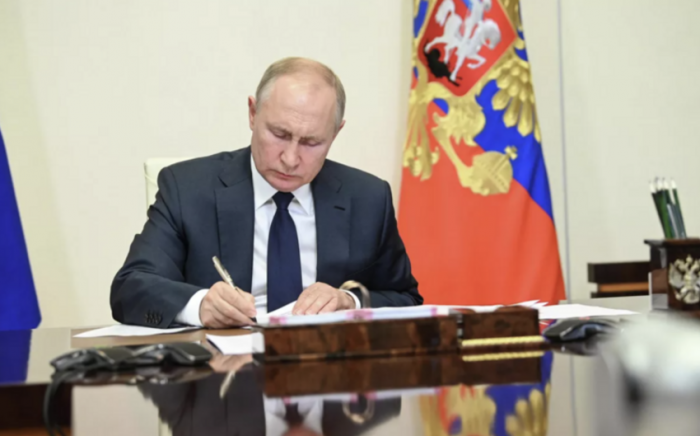 Путин подписал закон о конфискации имущества за фейки об армии
