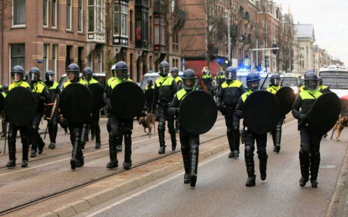 В Гааге шестеро полицейских получили травмы во время беспорядков
