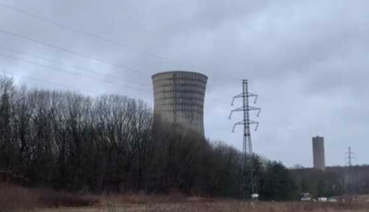 Во Франции взорвали самую высокую башню угольной электростанции 