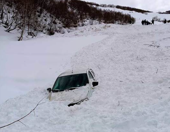 Лавина снесла автомобили в дагестанских горах