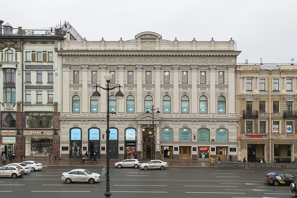 В Петербурге из торгового дома «Пассаж» эвакуировали посетителей после звонка