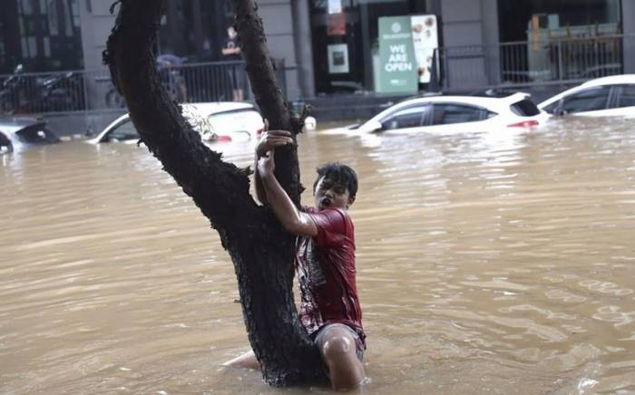 Почти 20 человек погибли на индонезийской Суматре из-за наводнений и оползней
