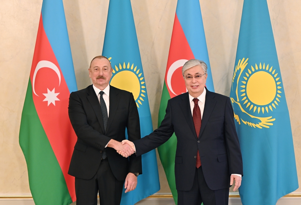 Президент Алиев дал официальный прием в честь Токаева