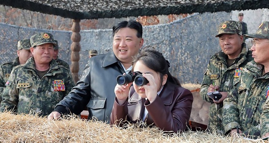 Ким Чен Ын вместе с дочерью руководил учениями десанта КНДР