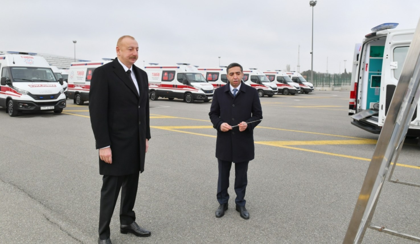 Алиев ознакомился с вновь приобретенными машинами скорой помощи 