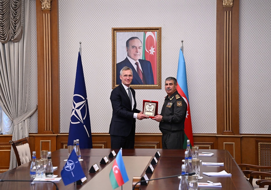 Министр обороны Азербайджана встретился с генеральным секретарем НАТО