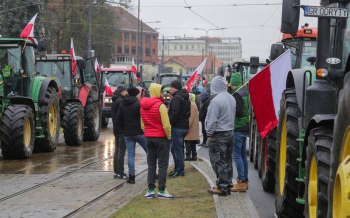 Глава МВД Польши: Протестующих фермеров на тракторах не пустят в Варшаву
