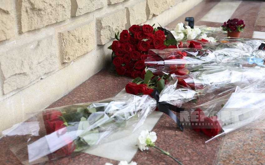 Жители Баку несут цветы к посольству России в связи с терактом в "Крокус Сити Холл"
