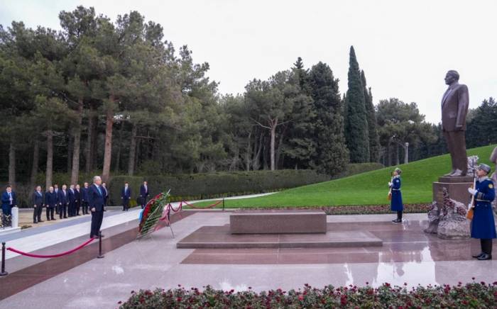 Президент Казахстана посетил могилу Гейдара Алиева
