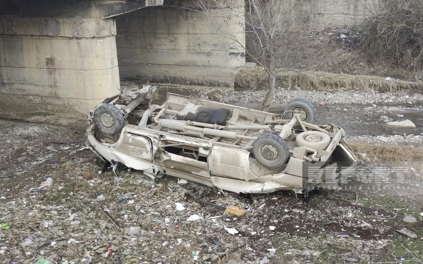 В Хачмазе микроавтобус упал с моста, водитель получил травмы