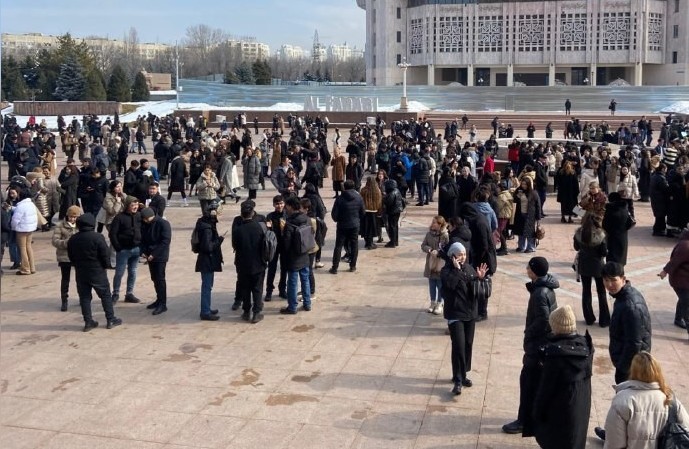В Алматы ощутили землетрясение, толчки в 5 баллов. Люди выходят на улицу -ВИДЕО