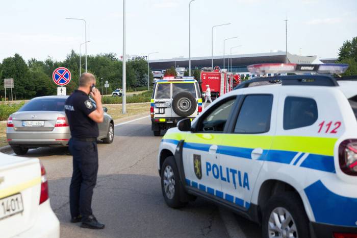 Полиция заблокировала въезд в аэропорт Кишинева
