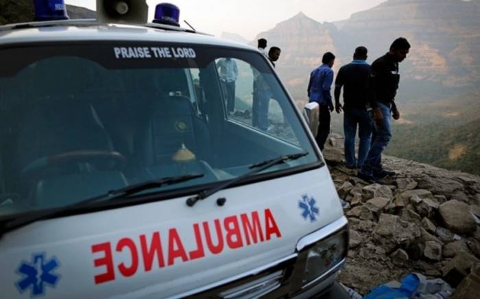 В Индии при падении такси в ущелье погибли 10 человек
