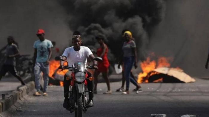 Власти Гаити ввели комендантский час и режим ЧП из-за банд
