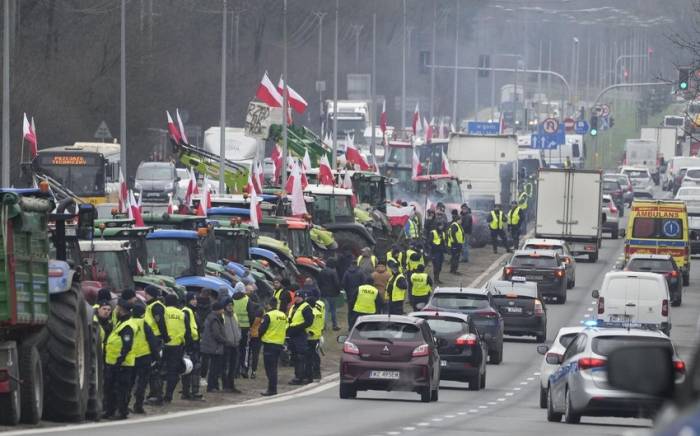 Протестующие польские фермеры заблокировали КПП Барвинек на границе со Словакией
