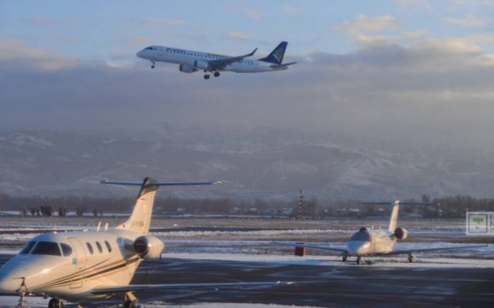 Десятки рейсов задерживаются в аэропорту Алматы из-за погодных условий
