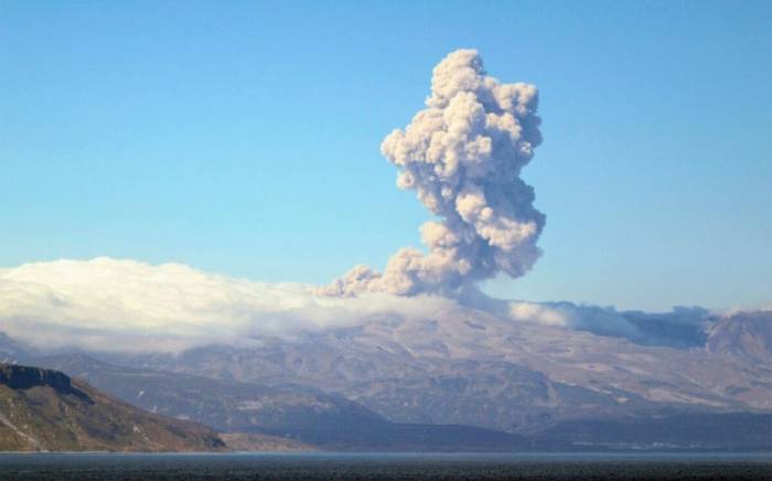 Вулкан Эбеко на Курилах выбросил пепел на высоту 1,8 км
