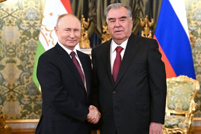 Президент Таджикистана поздравил Путина с переизбранием
