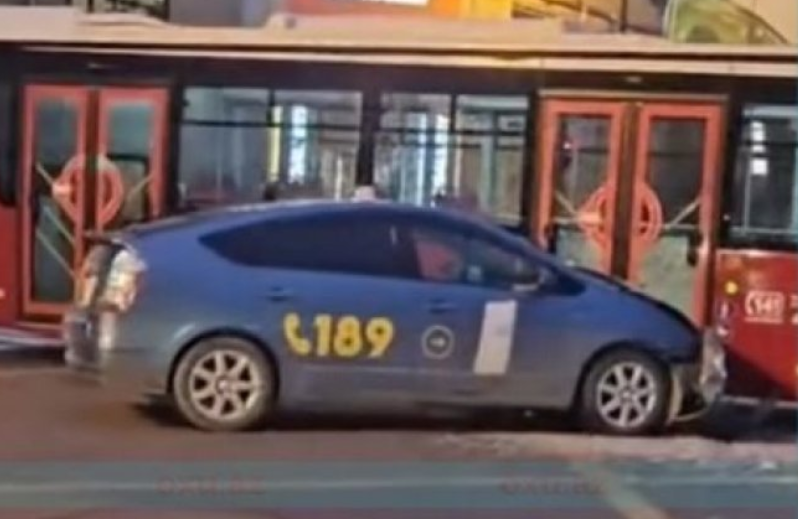 В Баку автомобиль Toyota Prius столкнулся с автобусом