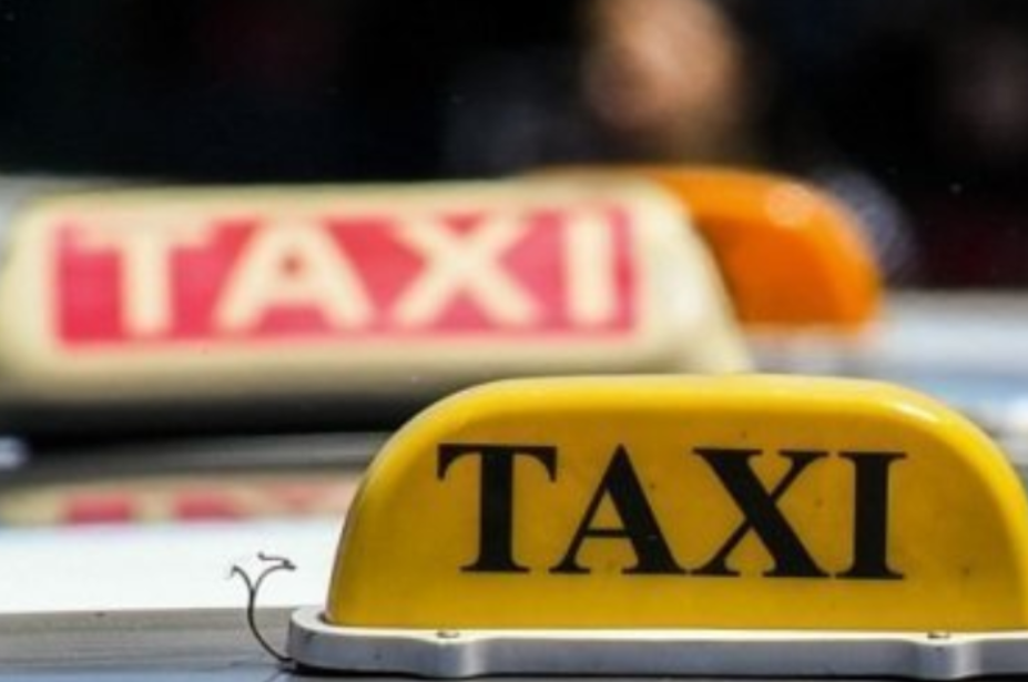 Замминистра: В Баку спрос на услуги такси втрое ниже предложения
