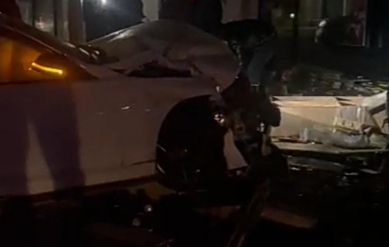 В Сумгайыте автомобиль врезался в киоск, есть пострадавшие