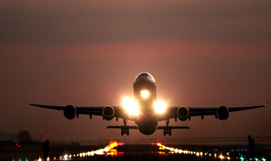 В США самолет врезался в ограждение аэропорта из-за отказа тормозов